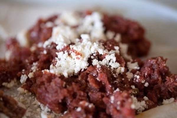 Kitfo (Ethiopia): Nguyên liệu chính của Kitfo là thịt bò sống, một số loại gia vị truyền thống của Ethiopia, bơ thảo mộc và thường ăn kèm bởi một loại vụn bánh mì gọi là injera hoặc vụn pho mát dê.