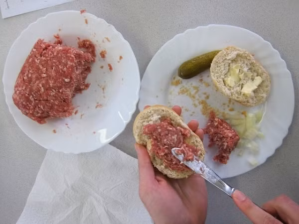 Mett (Đức): Người Đức có món ăn từ thịt lợn sống có tên là Mett. Để làm Mett, người ta băm nhỏ thịt lợn, thêm muối, hạt tiêu, tỏi rồi nắm chắc thành một khối thịt lớn. Mett thường được ăn cùng bánh mì, bơ, khoai tây chiên...