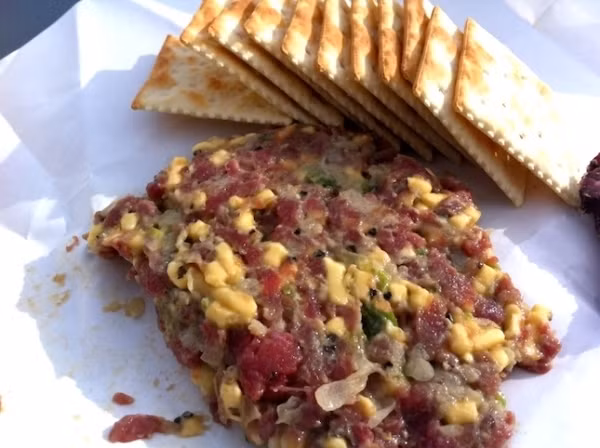 Parisa (Vùng phía Nam Texas): Parisa là món ăn kết hợp thịt bò sống (loại bò rừng bizon) hoặc thịt nai, trộn với phô mai, hành tây băm nhỏ và một số loại hạt tiêu. Món ăn được tìm thấy trong cộng đồng người Alsatian đã định cư tại đây từ năm 1800.