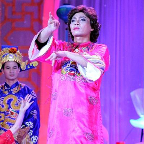 Năm 2012, "Cô Đẩu" vẫn tận dụng lại chiếc áo của ba năm trước, chỉ kiểu tóc được tạo hình già dặn hơn - nhuộm đen, uốn xoăn và bới thấp về sau.