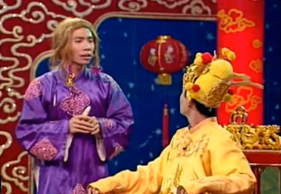 Năm 2004, "Cô Đẩu" được đội tóc giả sáng màu và tết bím điệu đà hai bên. Trang phục được lựa chọn là tà áo dài truyền thống.