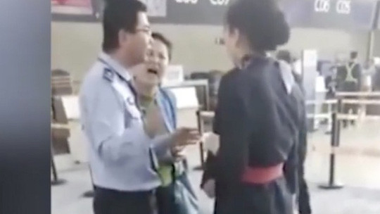 Một người phụ nữ Trung Quốc, được cho là giảng viên đại học, đe dọa đánh nhân viên hàng không sau khi bị từ chối lên máy bay vì đến trễ. Ảnh: SCMP