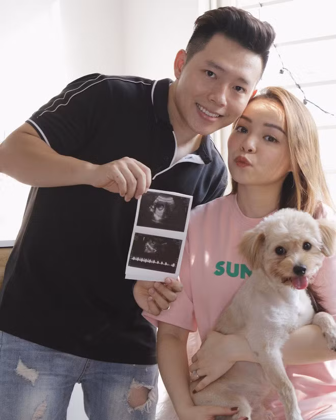 Tháng 4 vừa rồi, 1 hot girl Việt khác là Trinh Phạm đã lên xe hoa với bạn trai 9 năm tên Thành. Trong đám cưới, cô nàng blogger đã rơi nước mắt vì xúc động và hạnh phúc.