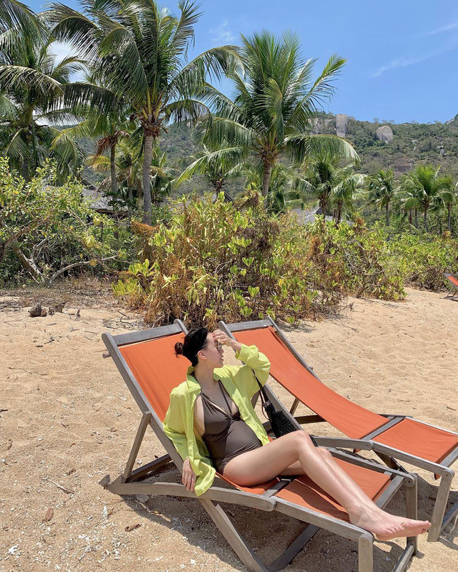 Mới đây, những hình ảnh của Mai B trong một chuyến đi nghỉ dưỡng khiến nhiều người phải trầm trồ vì dù đang có em bé, Mai B vẫn rất quyến rũ. Tấm ảnh cô nàng khoe "vòng eo 90" trong bộ bikini vẫn cực kì nóng bỏng.