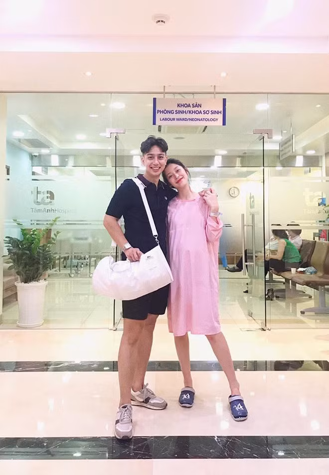 Chỉ cần make up sương sương thôi là Ngọc Ánh đã đủ khẳng định những mệt mỏi lúc bầu bí không thể xô đổ nhan sắc cũng như thần thái vốn có của mình.