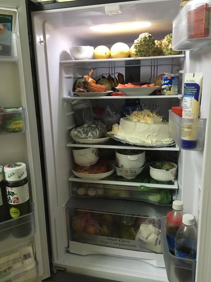 "Đang yên đang lành tự nhiên Tết lại phải xử lý đống đồ ăn lưu cữu chật hết cả tủ. Đến bao giờ mới giải quyết xong".