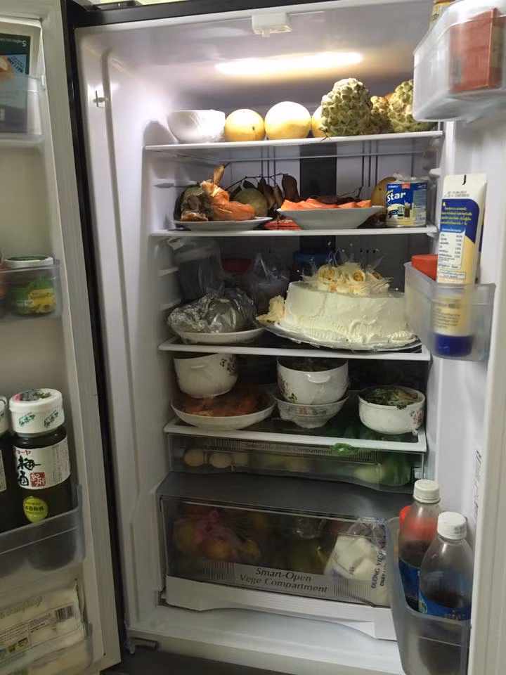 "Đang yên đang lành tự nhiên Tết lại phải xử lý đống đồ ăn lưu cữu chật hết cả tủ. Đến bao giờ mới giải quyết xong".