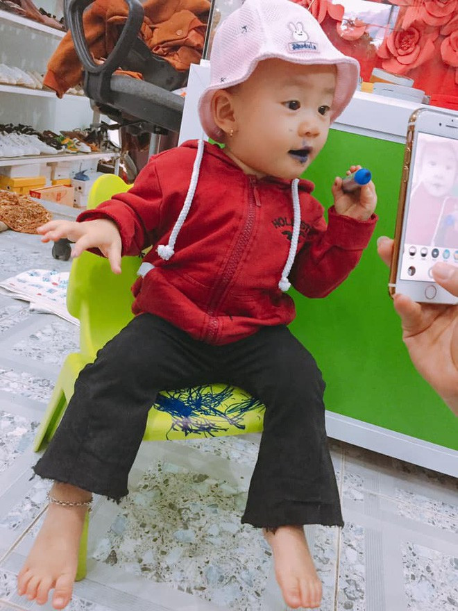 Thậm chí, nhiều lần bé Suri đã lấy son của mẹ ra nghịch rồi bôi khắp người nên mẹ L.N đã phải cất đi. Không có son là cô bé sẵn sàng lấy cả bút lông ra vẽ.