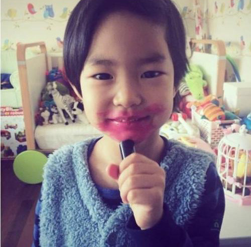 Quả thật, hình ảnh cô bé tự mình lấy son vẽ khắp mặt để làm đỏm sau khi được chia sẻ lên mạng xã hội khiến nhiều bà mẹ trẻ bật cười và đồng cảm khi cũng từng gặp phải tình cảnh tương tự.