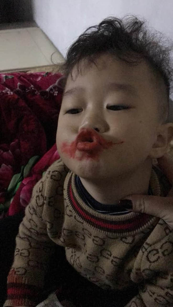 Chia sẻ về những hình ảnh chị mới đăng tải. chị L.N cho biết, "Trong lúc mẹ không để ý, nên con đã tìm được son và đem ra nghịch, bôi khắp mặt như vậy. Khi bị mẹ phát hiện, cô bé nhanh chóng chạy lại ôm hôn mẹ để khỏi giận rồi lại tiếp tục soi gương tự khen "Suri đẹp quá".