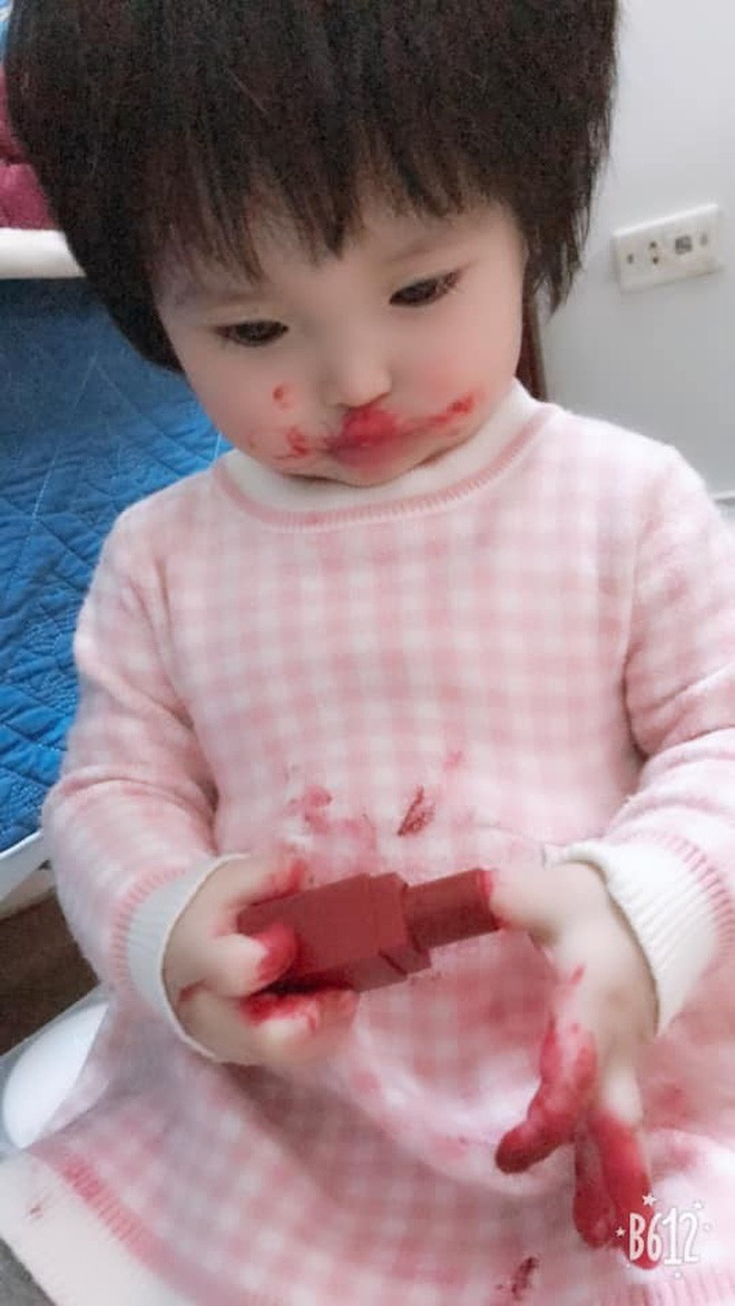 Chia sẻ về "thủ phạm" phá nát thỏi son, chị L.N mẹ của cháu bé cho biết rằng cô bé là tên là Suri, 3 tuổi. Bình thường bé thích trang điểm. Mỗi khi thấy mẹ hay dì làm là cũng học theo và biết phân biệt cả phấn nền hay phấn má hồng luôn.