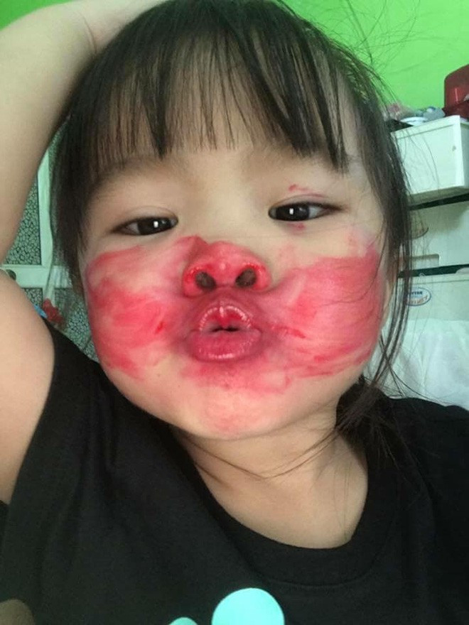 Vừa buồn cười, vừa tức giận khi con nghịch ngợm, bà mẹ trẻ đã chụp lại những hình ảnh trên rồi chia sẻ lên mạng xã hội, "Giờ xử sao đây mấy Mom?".