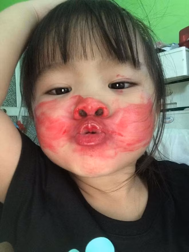 Vừa buồn cười, vừa tức giận khi con nghịch ngợm, bà mẹ trẻ đã chụp lại những hình ảnh trên rồi chia sẻ lên mạng xã hội, "Giờ xử sao đây mấy Mom?".