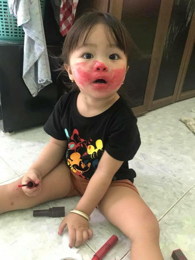 Cụ thể, cô con gái nhỏ 3 tuổi đã vừa soi gương vừa tô son khắp mặt. Khi thấy khắp mặt con đỏ choe choét, bà mẹ trẻ không khỏi giật mình hốt hoảng, thế nhưng khi chạy lại kiểm tra, chị liền thở phào nhẹ nhõm khi phát hiện đó chỉ là son đỏ.