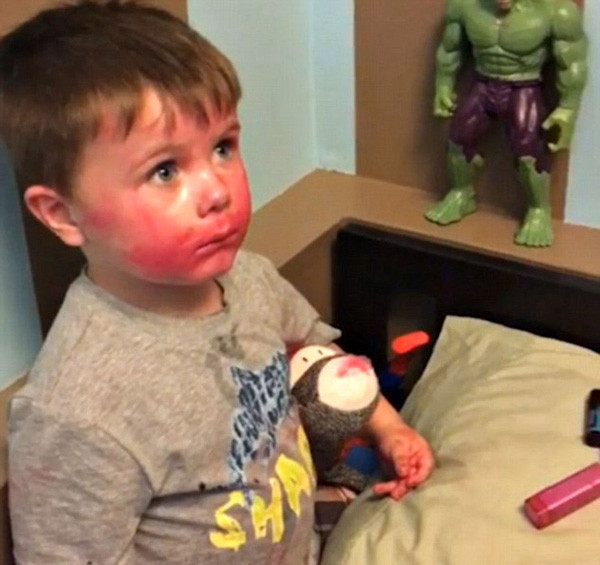 Đồng thời, dưới bài viết của chị L.N nhiều chị em không quên chia sẻ hình ảnh mấy cô công chúa nhà mình khi bị mẹ bắt quả tang lấy son tô vẽ khắp mặt.