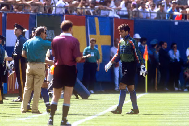 Cụ thể, ở phút 21, trong trận đấu giữa Italia và Na Uy tại vòng bảng Pagliuca đã phải nhận thẻ đỏ trực tiếp từ trong tài sau một pha dùng tay chơi bóng ngoài vòng cấm.