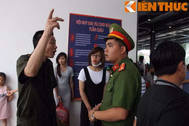 Cụ thể, khi dòng người xếp hàng mua vé còn rất dài, phòng vé của công trình này đã thông báo hết vé và chỉ tiếp nhận vé mời cho các khách, khiến cảnh tượng hỗn loạn lại càng trở nên khó kiểm soát hơn. Nhiều người đã chen lấn, xô đẩy để có được tấm vé vào công viên có bãi biển nhân tạo mang tầm cỡ ĐNÁ. Bên cạnh đó cũng có không ít người phải bỏ cuộc và ra về trong ấm ức.