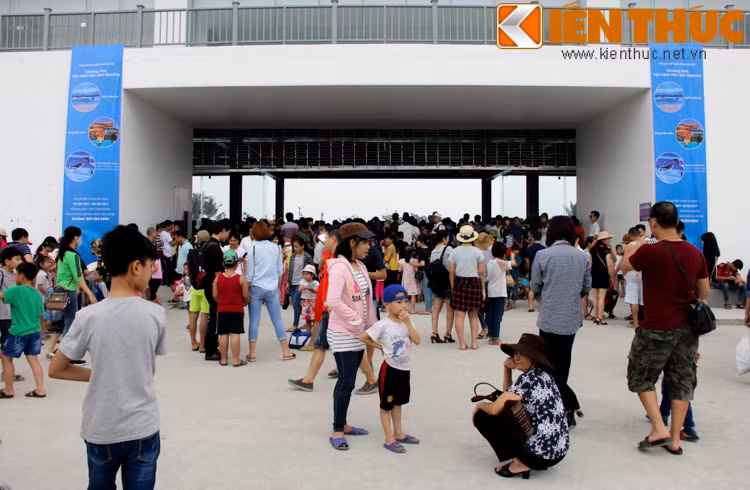 Trước khi chính thức ra mắt, khu du lịch quốc tế Tuần Châu Hà Nội đã được quảng cáo hết sức hoành tráng với những cơ sở hạ tầng "khủng" như trung tâm vui chơi giải trí, nghỉ dưỡng thuộc loại hiện đại nhất miền Bắc với bãi biển nhân tạo được mệnh danh là lớn nhất ĐNÁ, công viên nước, câu lạc bộ biểu diễn cá heo, sư tử biển, khu ẩm thực...