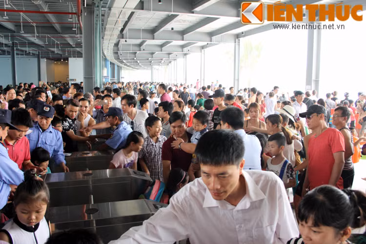 Vì vậy, trong ngày 30/4/2017 (ngày được công bố là chính thức ra mắt của công trình) đã có hàng vạn lượt khách tới đây với mong ước sẽ được tận hưởng những dịch vụ siêu đỉnh như công ty cổ phần Tuần Châu Hà Nội thuộc tập đoàn Tuần Châu đã quảng cáo.