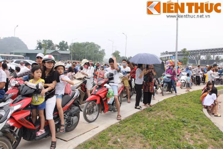 Tuy nhiên, điểm hạn chế nhất, gây bức xúc nhất với khách đối với Khu du lịch quốc tế Tuần Châu Hà Nội là: ngay khi bước vào, các vị khách tiếp tục rơi vào cảm giác mệt mỏi. Đầu tiên đó cách bố trí ở điểm trông giữ xe của công trình này. Theo ghi nhận của PV Kiến Thức, chủ công trình chỉ để duy nhất một cửa nhận và trả xe với diện tích nhỏ hẹp nên tình trạng ách tắc lại tiếp tục diễn ra. 