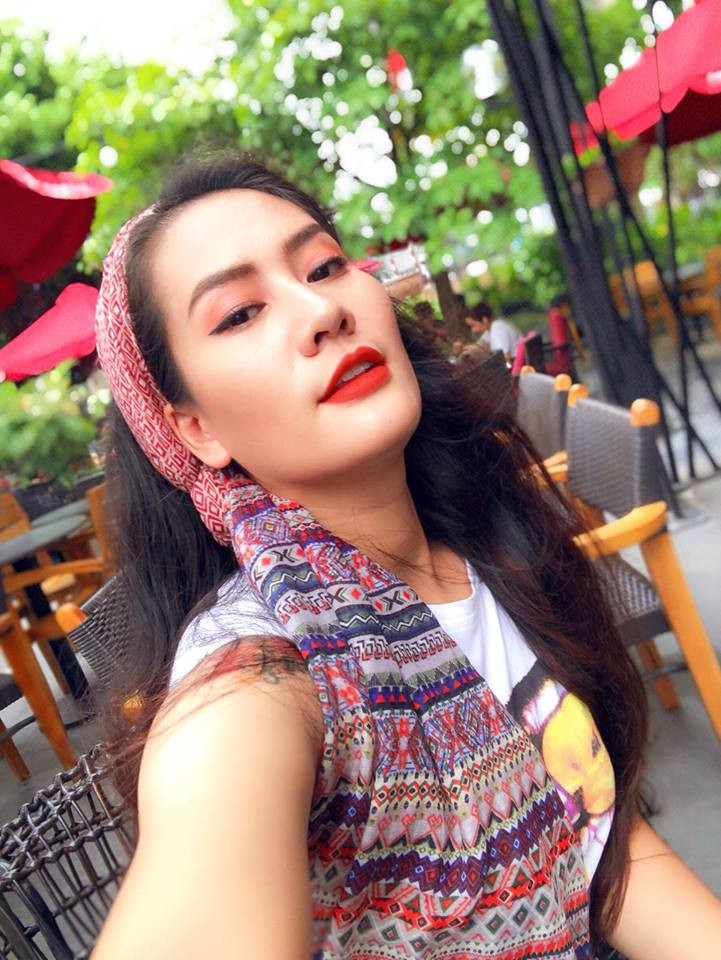 Trong buổi sáng Chủ nhật trời mát mẻ, bước vào quán cafe tại Hà Nội phóng viên vô tình bắt gặp "em gái mưa" (dân mạng đặt biệt danh cho Minh Cúc ngay sau khi nổi tiếng khắp mạng xã hội nhờ bức ảnh tự sướng ngày mưa). Lân la làm quen và câu chuyện bất ngờ nổi tiếng được nữ diễn viên này tường tận thuật lại.