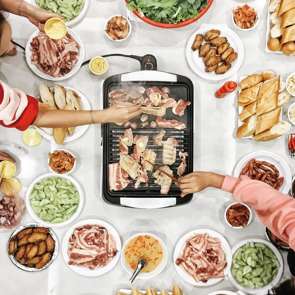 Nướng bếp điện: Nếu đã chán ra ngoài, bạn có thể tự tay làm bữa ăn ngon bằng bếp nướng điện. Gọn nhẹ, tiện lợi và an toàn bởi không cần dầu ăn, kiểu nướng này ngày càng được nhiều gia đình lựa chọn và ưa thích. Ảnh: Ninheating.