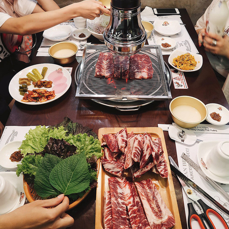 Nướng không khói: Nếu mê mẩn các món nướng nhưng lo ngại quần áo sẽ dễ bị ám mùi thực phẩm, bạn hãy chọn một bữa ăn với kiểu nướng không khói. Không gian sang trọng, yên tĩnh, đồ ăn hấp dẫn, đây sẽ là địa điểm lý tưởng để bạn vừa thưởng thức vừa check-in, sống ảo. Ảnh: Ninheating.