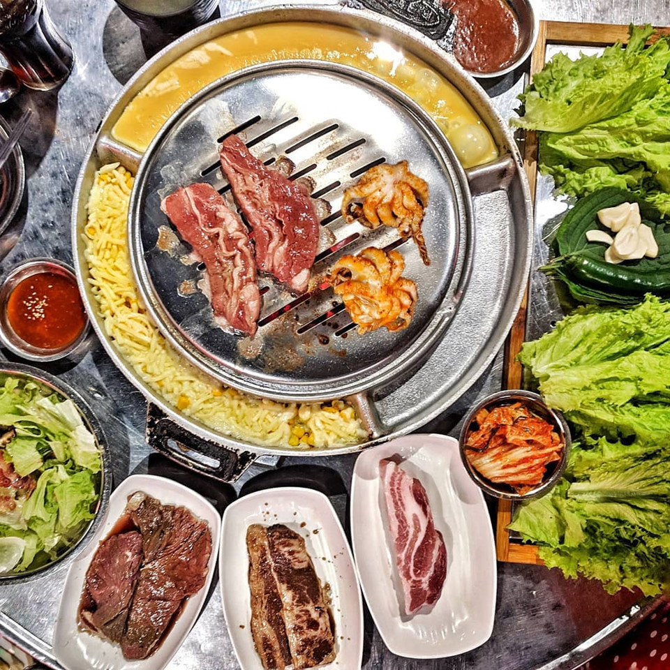 Nướng thùng phuy: Với bàn ăn hình chiếc thùng phuy độc đáo, từ không gian đến các món đậm chất Hàn, kiểu nướng khác lạ này đã thu hút rất nhiều bạn trẻ mê ẩm thực xứ kim chi. Thực đơn phong phú với nước sốt đậm đà, dậy mùi thơm quyến rũ khi nướng khiến bạn không thể kìm lòng thưởng thức. Ảnh: Linhchimm.