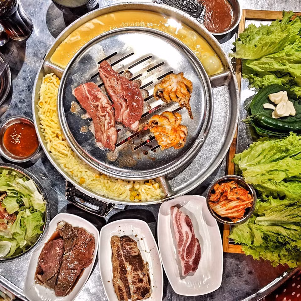 Nướng thùng phuy: Với bàn ăn hình chiếc thùng phuy độc đáo, từ không gian đến các món đậm chất Hàn, kiểu nướng khác lạ này đã thu hút rất nhiều bạn trẻ mê ẩm thực xứ kim chi. Thực đơn phong phú với nước sốt đậm đà, dậy mùi thơm quyến rũ khi nướng khiến bạn không thể kìm lòng thưởng thức. Ảnh: Linhchimm.