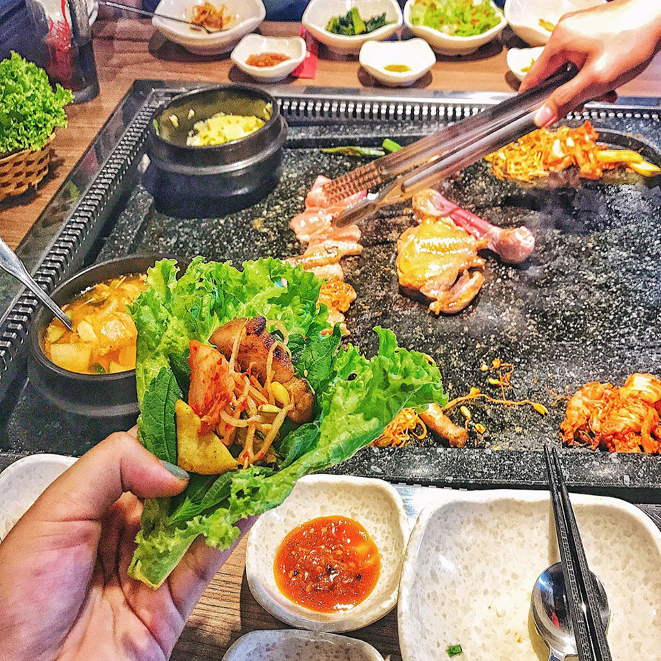 Nướng bàn đá: Bước ra từ những bộ phim Hàn Quốc yêu thích của giới trẻ, bàn đá nướng đầy ắp ú ụ đồ ăn với lửa cháy vui mắt dễ dàng lấy lòng các tín đồ ẩm thực. Ưu điểm của kiểu nướng này giúp bạn không mất công lật qua lật lại quá nhiều những miếng thịt tươi ngon, to bản xì xèo chín, hương vị ngọt mềm, giòn tan. Ảnh: Hanwichz.
