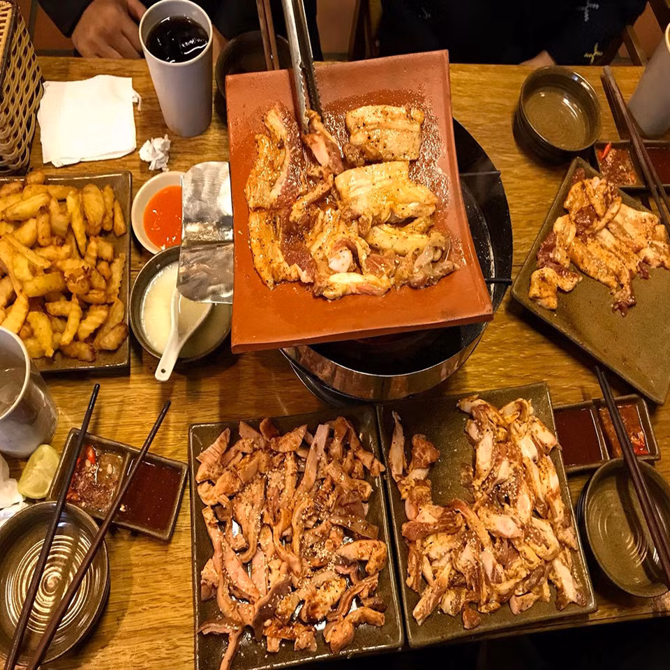 Nướng ngói: Còn khá lạ lẫm với nhiều người, kiểu thưởng thức này đặc biệt ở chỗ thịt và các đồ ăn kèm khác sẽ được nướng trên một miếng ngói. Vị thịt mềm, không bị khô, thơm và cháy hoặc dính bụi than như nướng lụi hay vỉ sẽ khiến bạn thích thú. Ảnh: Phương Linh.