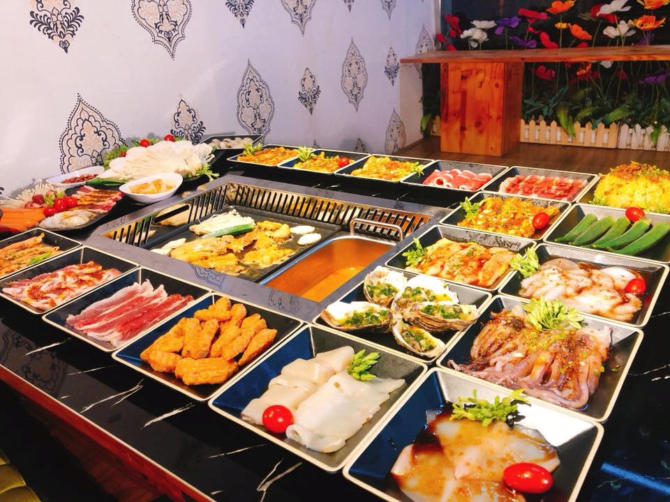 Buffet nướng: Nếu muốn thỏa sức thưởng thức đến no căng bụng mà không lo túi tiền, bạn có thể lựa chọn một bữa buffet hoành tráng với rất nhiều món nướng đa dang từ thịt lợn, thịt bò, thịt gà… cho đến các đồ ăn kèm như bánh bao, khoai lang kén, chè... Ảnh: Đường Tăng.