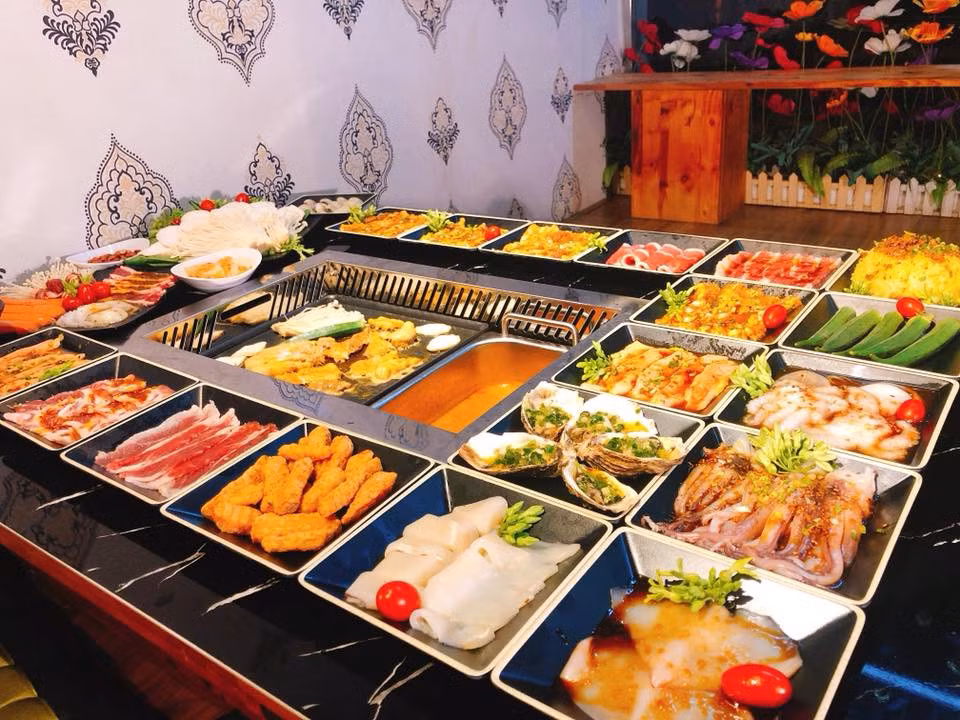 Buffet nướng: Nếu muốn thỏa sức thưởng thức đến no căng bụng mà không lo túi tiền, bạn có thể lựa chọn một bữa buffet hoành tráng với rất nhiều món nướng đa dang từ thịt lợn, thịt bò, thịt gà… cho đến các đồ ăn kèm như bánh bao, khoai lang kén, chè... Ảnh: Đường Tăng.