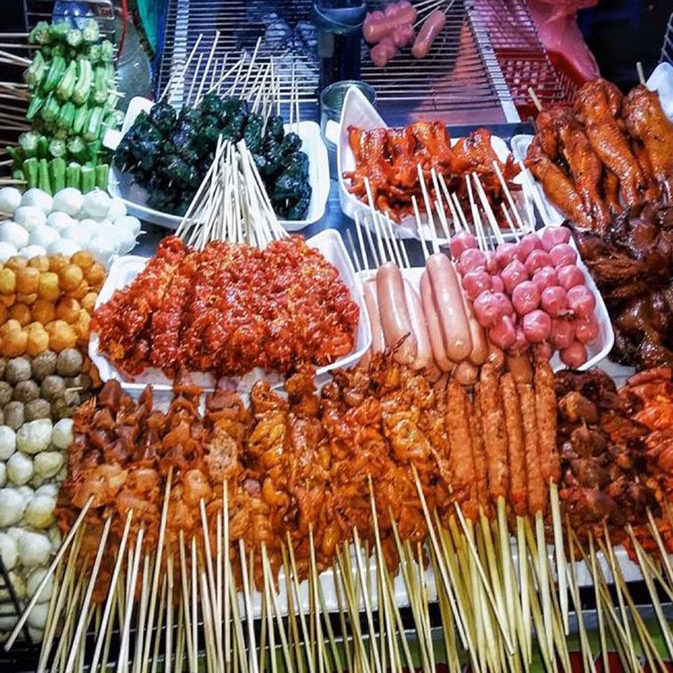 Nướng xiên: Dễ dàng chuẩn bị, đơn giản trong cách chế biến, thịt xiên nướng là gợi ý thích hợp cho những buổi dã ngoại cuối tuần cùng gia đình, bạn bè. Những que xiên đa dạng từ lòng, dồi, sụn lợn, rau củ… sẽ giúp bạn có ngay một bữa tiệc hoành tráng với đầy đủ món ăn đặc sắc, đẹp mắt. Ảnh: Iry728.