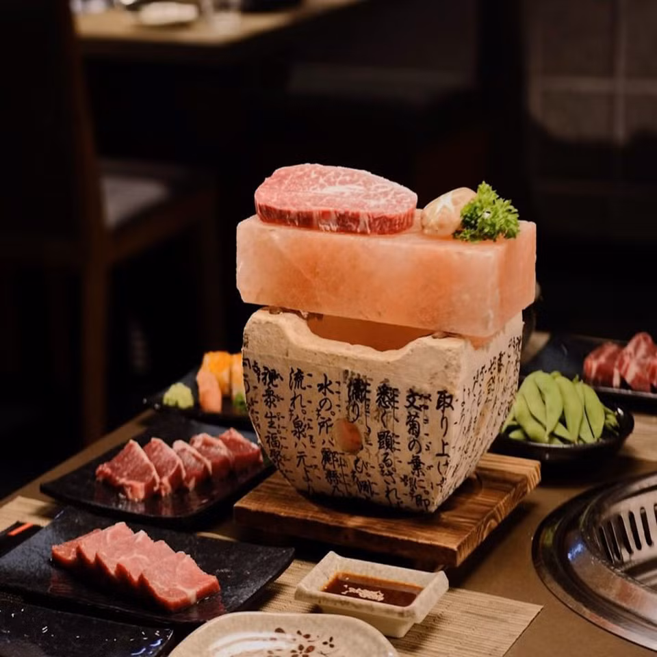  Nướng đá muối: Du nhập vào Việt Nam từ lâu nhưng gần đây món nướng đá muối mới được nhiều người biết đến. Vị đậm đà có sẵn trong đá muối, ngọt tự nhiên của thức ăn đã tạo nên hương vị vô cùng quyến rũ, không cần phải tẩm ướp thịt với bất kỳ loại gia vị nào khác. Ảnh: Thepandasflavor.