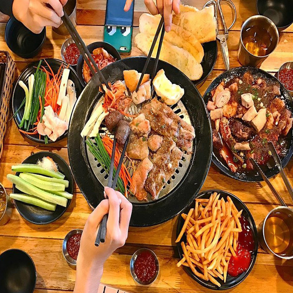 Nướng Jeju: Thịt nướng kiểu Hàn Quốc từ lâu đã chẳng còn xa lạ với các tín đồ ẩm thực Hà Nội. Món ăn này đúng chuẩn phải có đầy đủ thịt ba chỉ dày nguyên miếng cùng các món ăn kèm đa dạng như rau xà lách, ớt xanh, ngô nướng, kim chi, rong biển, khoai lang mật ong.... Ảnh: Nhimlovefoods.