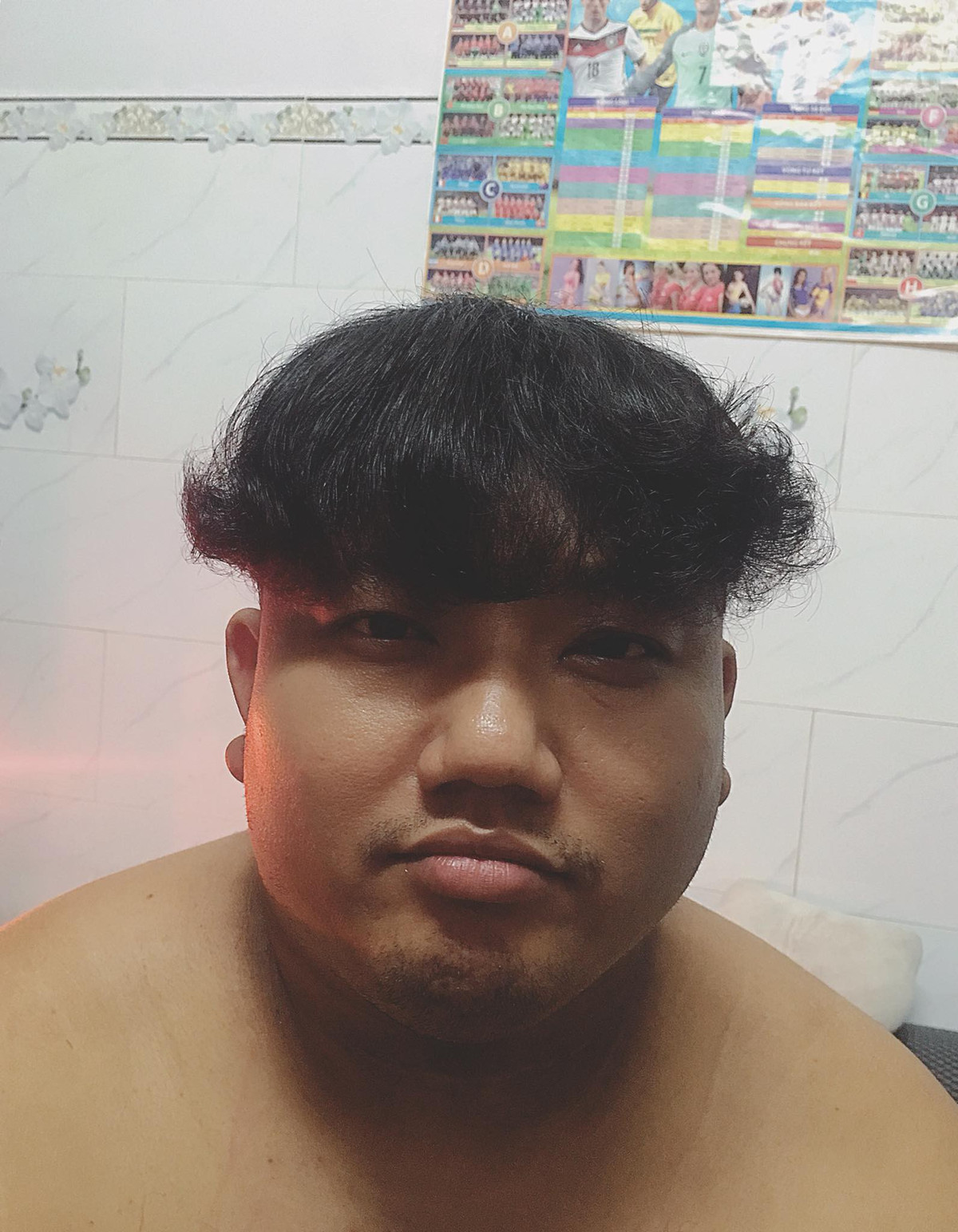 Xem xong những kiểu tóc mà cô vợ trên tạo ra, nhiều dân mạng đã để lại bình luận rằng: "Đúng là: Sinh ra là đàn ông đã khổ, lấy nhầm người phụ nữ lại càng khổ hơn!".