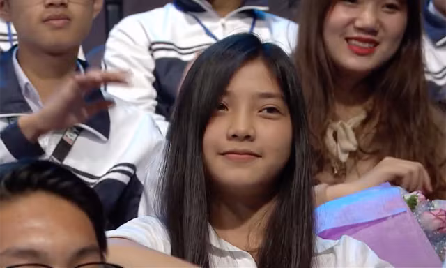 Xuất hiện với vai trò là cổ động viên trong chương trình Đường lên đỉnh Olympia của thí sinh Trần Nguyễn Nhất Tín - chàng trai đã trở thành nhà vô địch của cuộc thi tuần 2, tháng 1, quý 3 dù chỉ vài giây nhưng cô gái trẻ đã khiến biết bao trái tim xao xuyến vì nhan sắc xinh đẹp. Danh tính của cô cũng được cư dân mạng truy lùng "ráo riết".