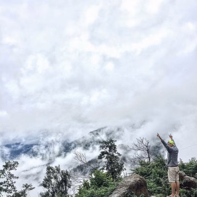 Trào lưu chụp ảnh săn mây thường được các bạn trẻ tổ chức vào giai đoạn cuối tháng 9, đầu tháng 10, thời điểm vô cùng thích hợp bởi những đám mây dày và trắng xóa thường xuyên xuất hiện và bao quanh đỉnh núi. Ảnh: _hieuupham_