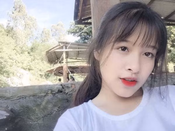 Sở hữu gương mặt thon gọn với chiếc cằm v-line cùng đôi mắt to tròn cô nàng nữ sinh thu hút ánh nhìn của người đối diện. Không chỉ thế, cô bạn này còn sở hữu một nụ cười sáng cùng làn da trắng ngần khiến không ít người phải mê mẩn.