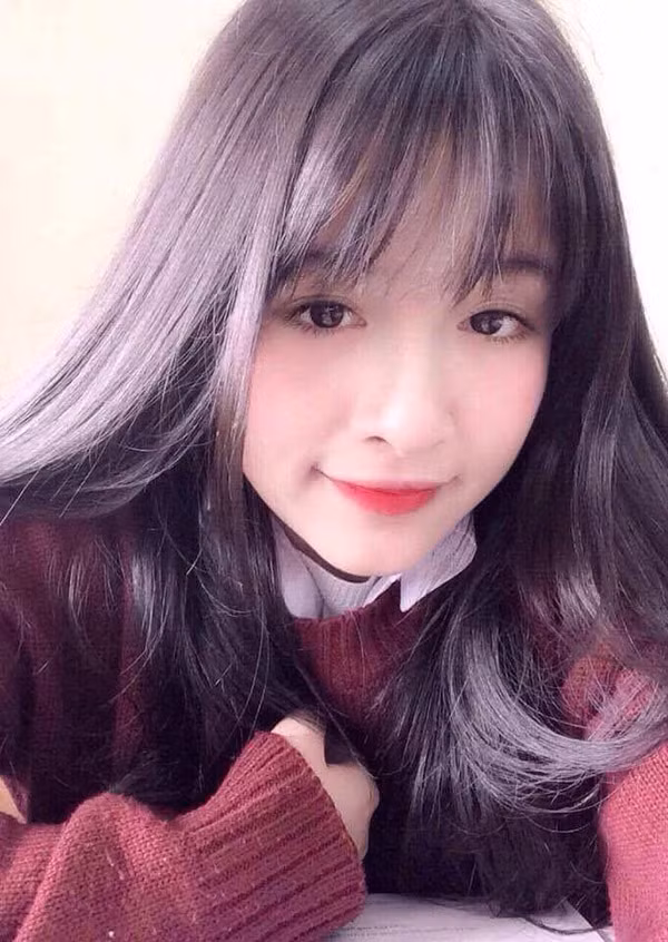 Truy tìm tung tích từ bức ảnh trên, nhiều dân mạng ngỡ ngàng nhận ra đó là người quen từng khiến cộng đồng mạng ngây ngất bằng clip hát nhép cách đây chưa lâu. Đó là Nguyễn Thị Trà My, hiện đang là học sinh lớp 11 của trường THPT Đông Hà - Quảng Trị.