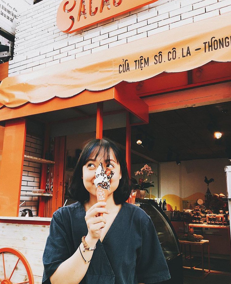 Nơi đây được nhiều bạn học sinh yêu thích bởi trước quán là một xe kem tuổi thơ dễ thương.