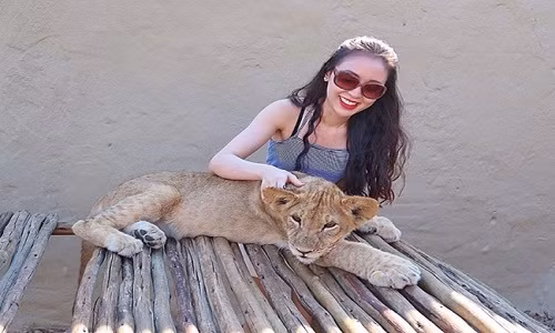 Không chỉ nổi bật trong đồng phục, nữ tiếp viên hàng không gốc Việt còn là một cô gái trong sáng, đáng yêu ở ngoài đời. Vào trang Facebook cá nhân của cô, có thể thấy vô số những bức hình thời trang do Phương làm người mẫu.