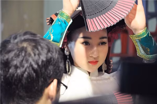 Ít ai biết, Hà Trang đã kết hôn và hiện có một con nhỏ 8 tháng tuổi. Bà mẹ một con gây ấn tượng ở thời điểm hiện tại với nhan sắc ngày một xinh đẹp, mặn mà và không kém phần ấn tượng.