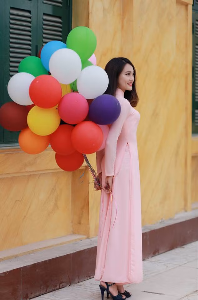 Sau khi gây xôn xao vì khoảnh khắc tỏa sáng hơn cả dàn người đẹp xứ quan họ, Ngọc Nữ quyết định tham gia cuộc thi "Duyên dáng nữ sinh Nông nghiệp 2017" và mang về danh hiệu đầu tiên cho mình.