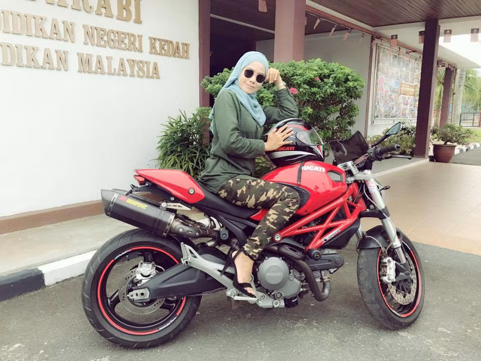 Cô giáo xuất hiện trong clip đó là Farrah Norashikin Juhari (35 tuổi) là giáo viên môn giáo dục thể chất tại trường Tiểu học Sekolah Kebangsaan Haji Abu Bakar (bang Kedah, Malaysia).