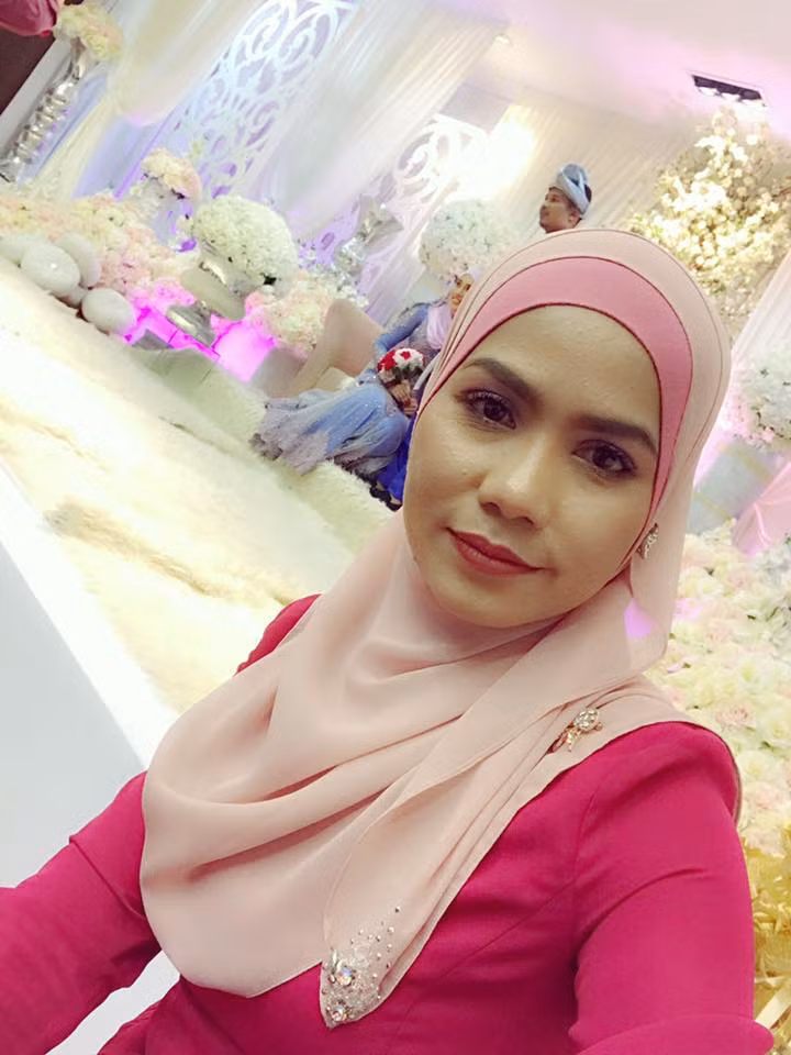 Bên cạnh đó, khi nghe tin có rắn xuất hiện theo nước lũ tại khuôn viên trường, cô giáo Juhari lo rằng học sinh có thể gặp nguy hiểm nếu tự mình quay lại lớp học. Để đảm bảo an toàn, nữ giáo viên 35 tuổi tình nguyện cõng các em vượt qua khu vực nước ngập để lấy đồ.