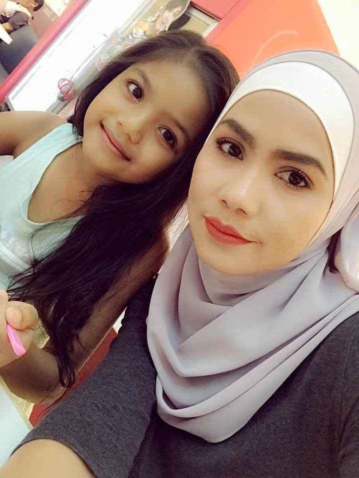 Khi những bức ảnh ghi lại hành động đẹp của nữ giáo viên thể dục Juhari được lan truyền, cô nhanh chóng nhận được sự chú ý và tán dương từ cộng đồng mạng.