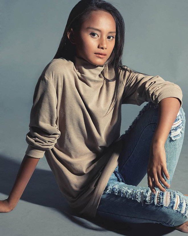 Được biết, Gaviola lớn lên trong cảnh nghèo khó. Cô bé sống cùng với bố mẹ và 5 anh chị em nữa. Mỗi ngày cả gia đình chỉ ăn vỏn vẹn có một bữa và bữa ăn thì rất túng thiếu, chỉ có sắn trộn với cá bắt được từ ngoài biển.