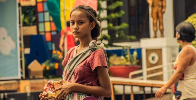 Cách đây 2 năm, cộng đồng mạng châu Á bỗng dưng phát sốt với một bức ảnh được chụp vô tình ở Philippines bởi nhiếp ảnh gia Topher Quinto Burgos. Trong ảnh là cô bé ăn xin có tên Rita Gaviola, 13 tuổi, đang ăn xin tại lễ hội Pahiyas ở thị trấn Lucban, tỉnh Quezon.